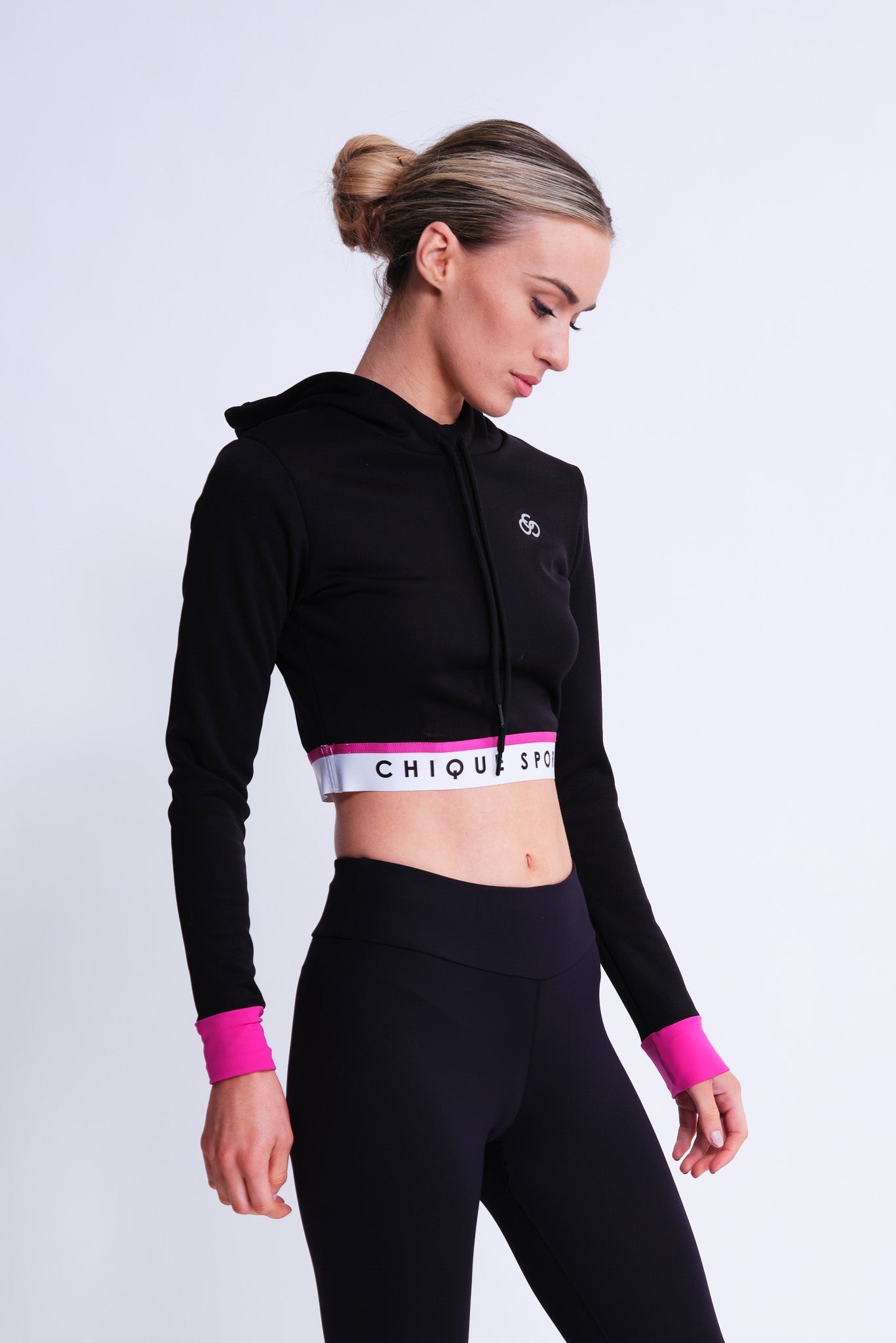 Fearless Crop Hoodie in Nero e Fucsia
