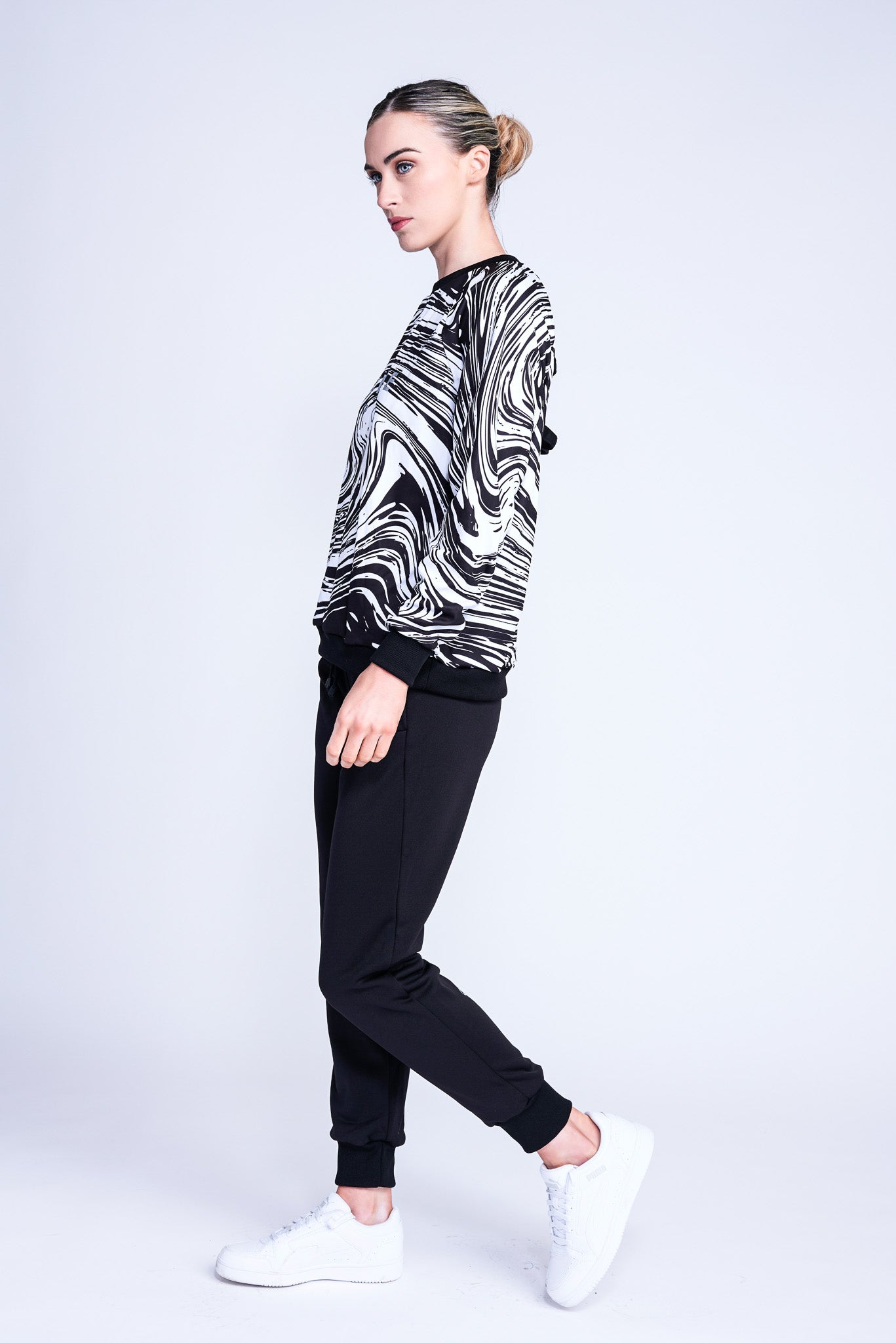 Fierce Open-Back Sweatshirt in Werveling